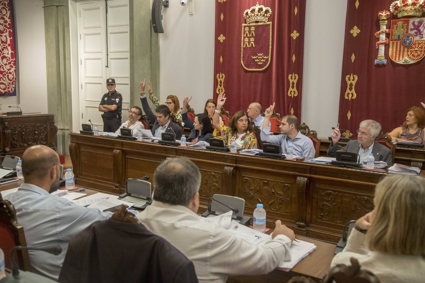 Durante el Pleno, la alcaldesa, Ana Belén Castejón, protagonizó un encontronazo dialéctico con el portavoz de MC, José López.