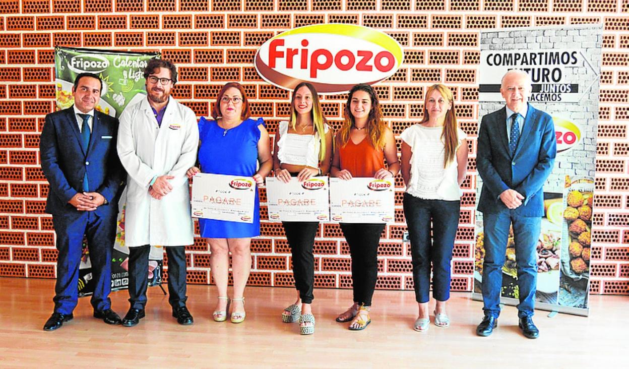 Las alumnas y la deportista (en el centro), junto al alcalde (1d). 