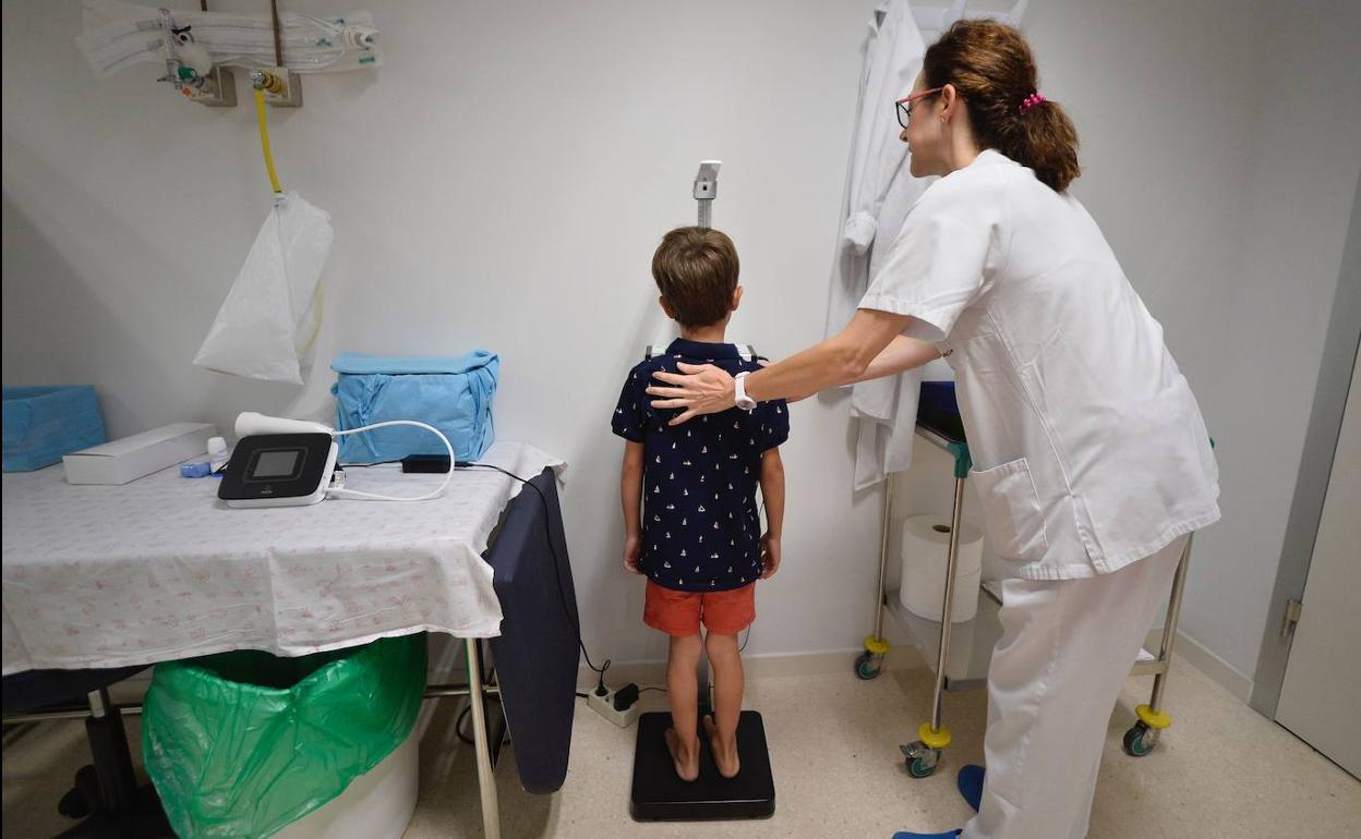 Un niño es examinado en la Unidad Regional de Fibrosis Quística.