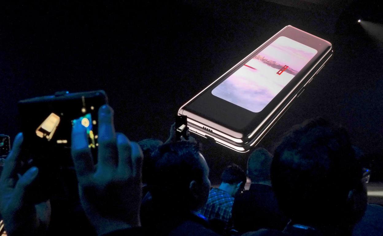 El teléfono Samsung Galaxy Fold se muestra en una pantalla en el evento Samsung Electronics en San Francisco.