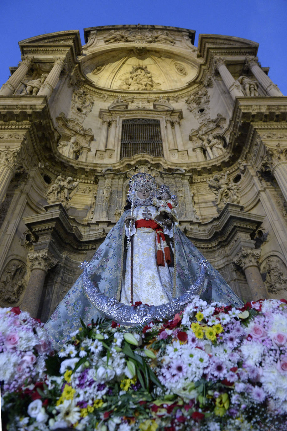 Miles de devotos acompañaron a La Patrona hasta la plaza Cardenal Belluga, donde fue recibida por una petalada formada por 10.000 pétalos de rosa