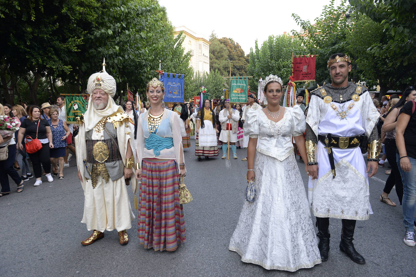 Miles de devotos acompañaron a La Patrona hasta la plaza Cardenal Belluga, donde fue recibida por una petalada formada por 10.000 pétalos de rosa