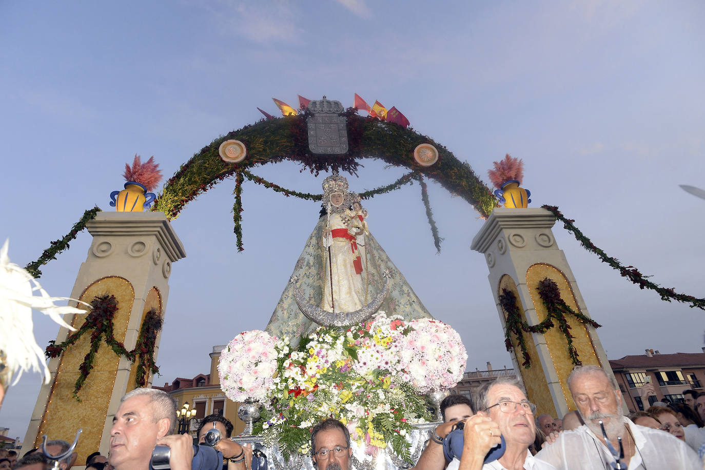 Miles de devotos acompañaron a La Patrona hasta la plaza Cardenal Belluga, donde fue recibida por una petalada formada por 10.000 pétalos de rosa
