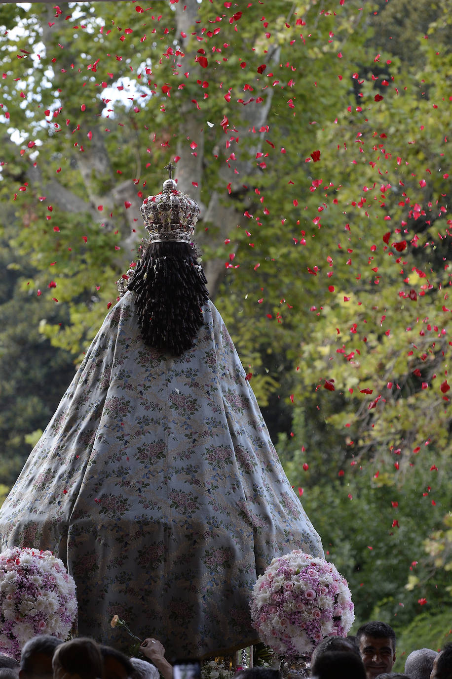 Miles de devotos acompañaron a La Patrona hasta la plaza Cardenal Belluga, donde fue recibida por una petalada formada por 10.000 pétalos de rosa