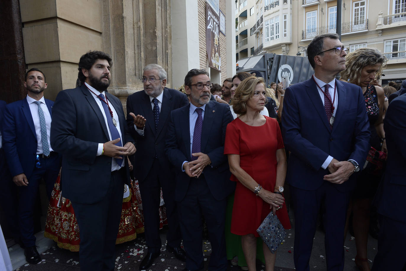 Miles de devotos acompañaron a La Patrona hasta la plaza Cardenal Belluga, donde fue recibida por una petalada formada por 10.000 pétalos de rosa