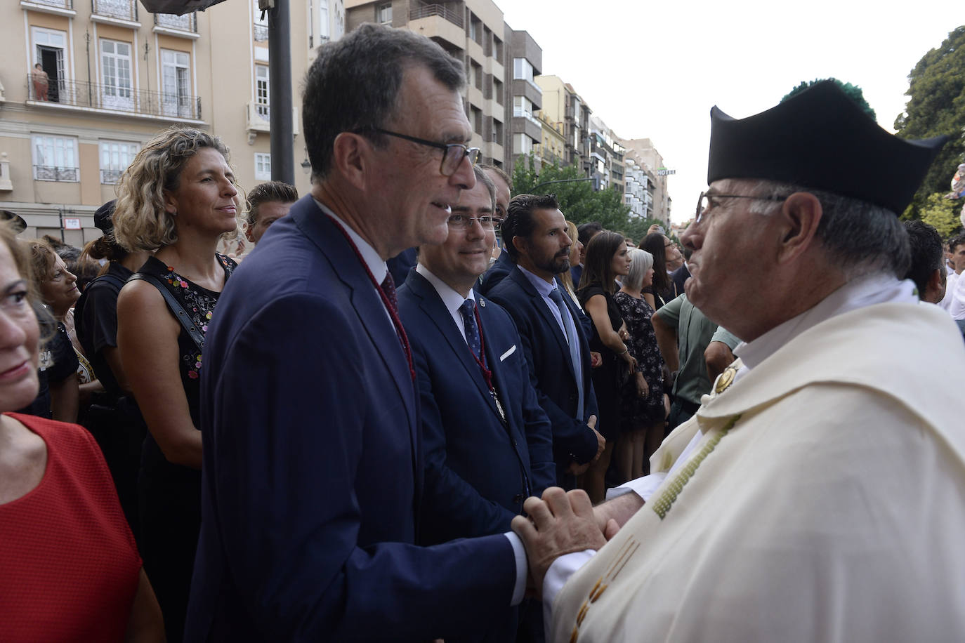 Miles de devotos acompañaron a La Patrona hasta la plaza Cardenal Belluga, donde fue recibida por una petalada formada por 10.000 pétalos de rosa