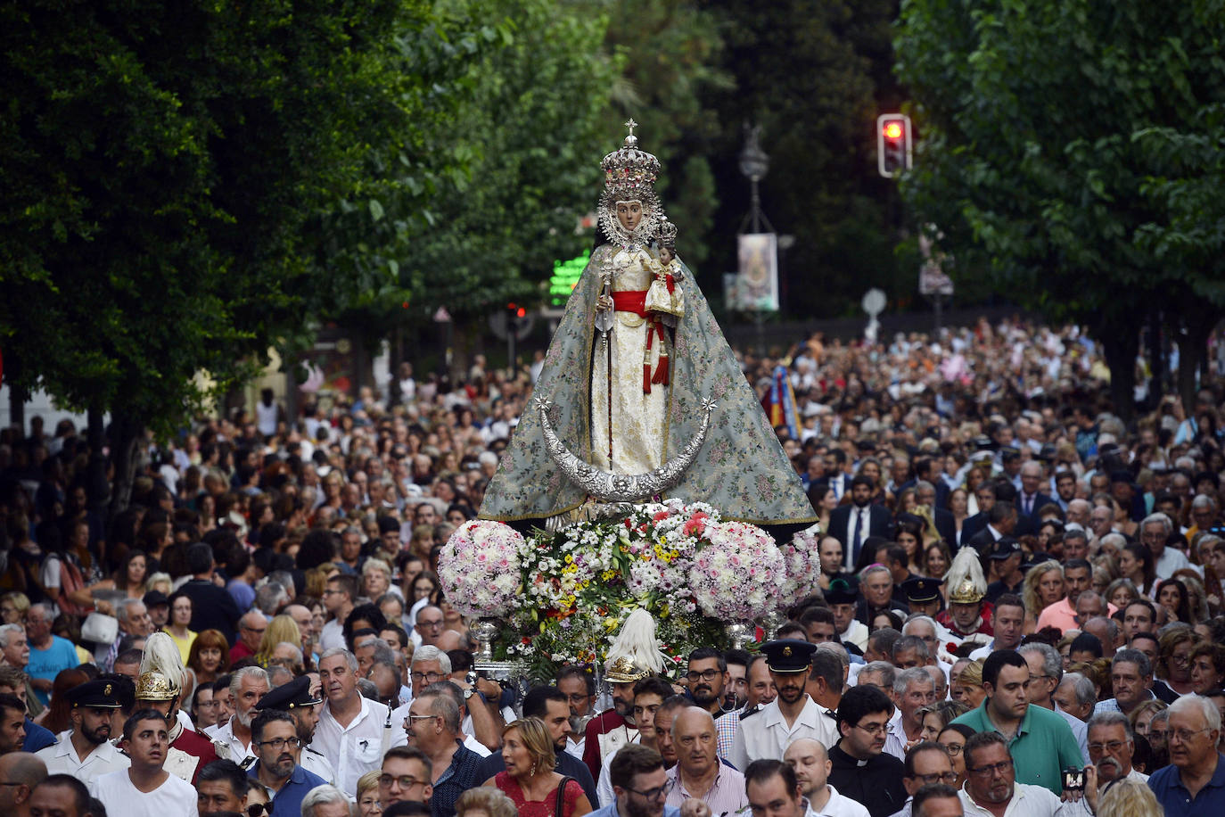 Miles de devotos acompañaron a La Patrona hasta la plaza Cardenal Belluga, donde fue recibida por una petalada formada por 10.000 pétalos de rosa