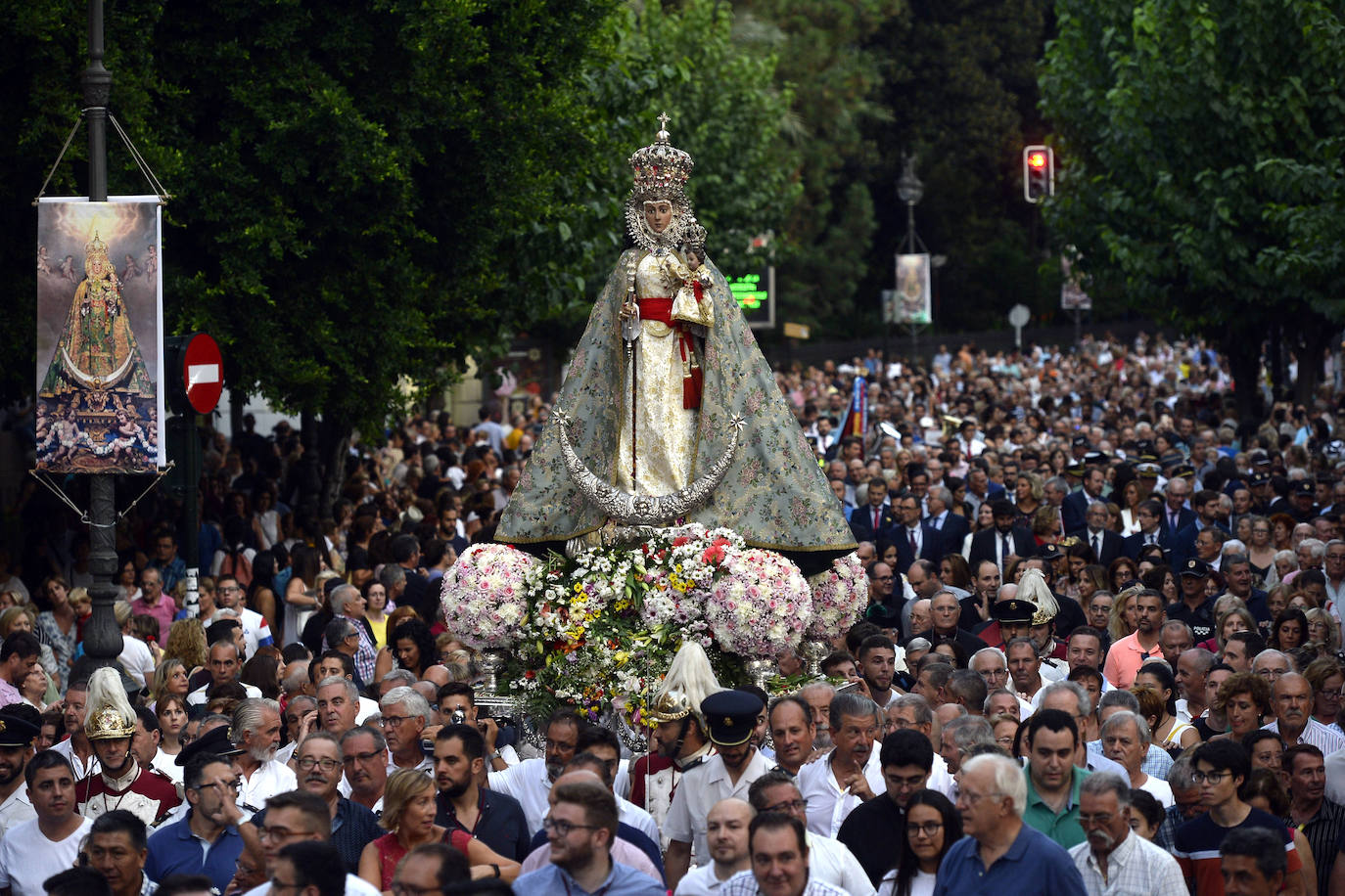 Miles de devotos acompañaron a La Patrona hasta la plaza Cardenal Belluga, donde fue recibida por una petalada formada por 10.000 pétalos de rosa