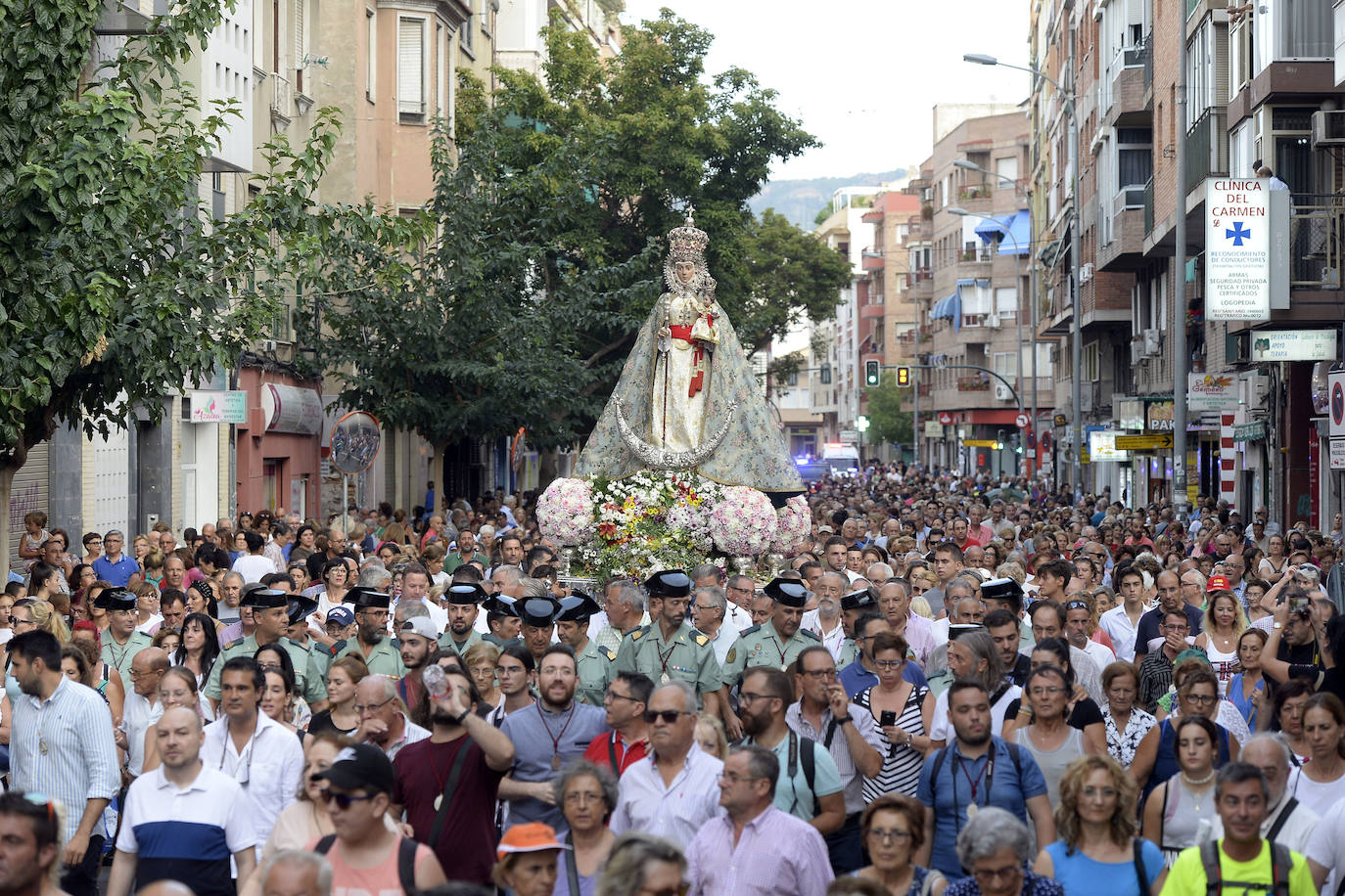 Miles de devotos acompañaron a La Patrona hasta la plaza Cardenal Belluga, donde fue recibida por una petalada formada por 10.000 pétalos de rosa