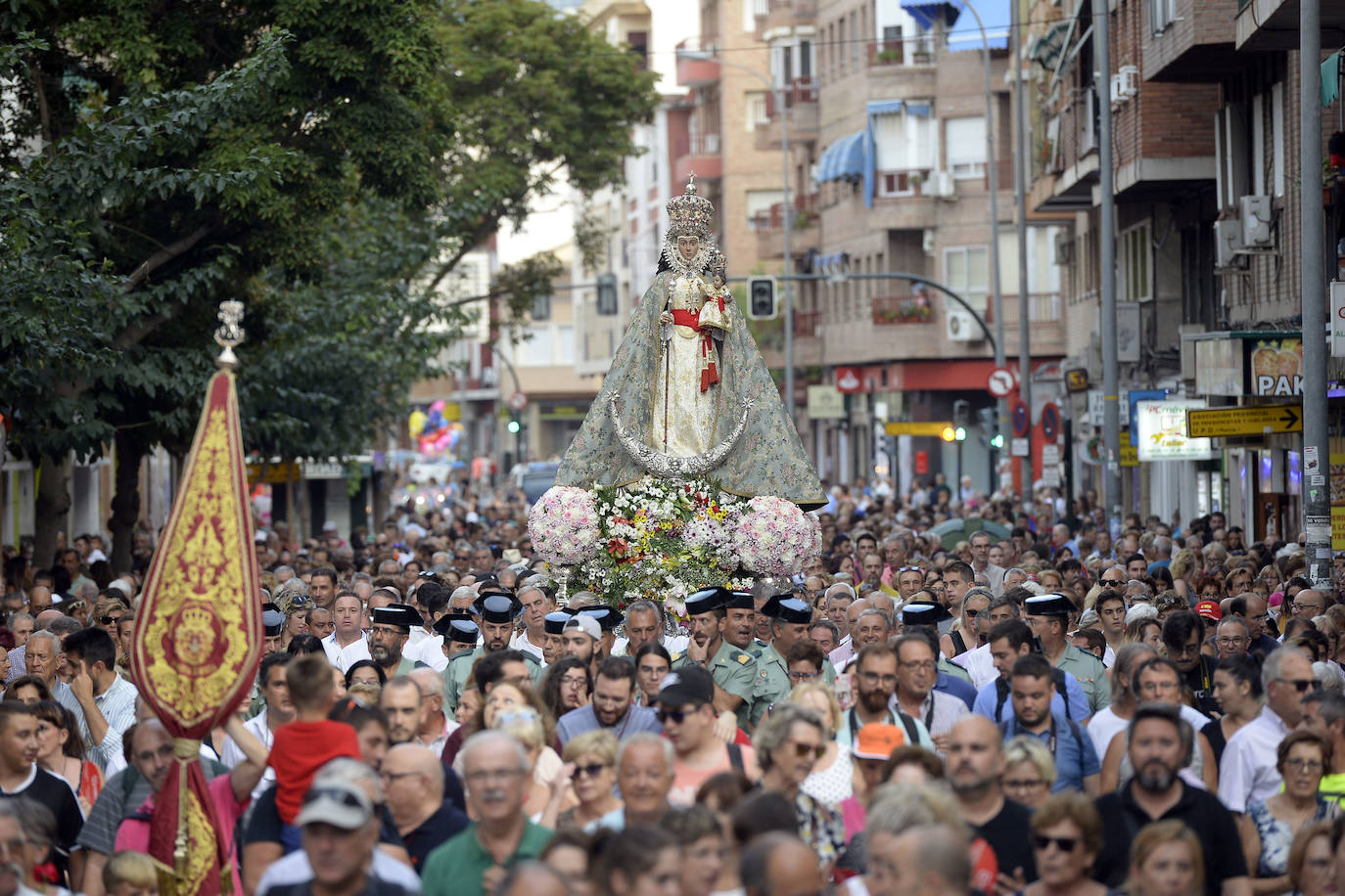 Miles de devotos acompañaron a La Patrona hasta la plaza Cardenal Belluga, donde fue recibida por una petalada formada por 10.000 pétalos de rosa