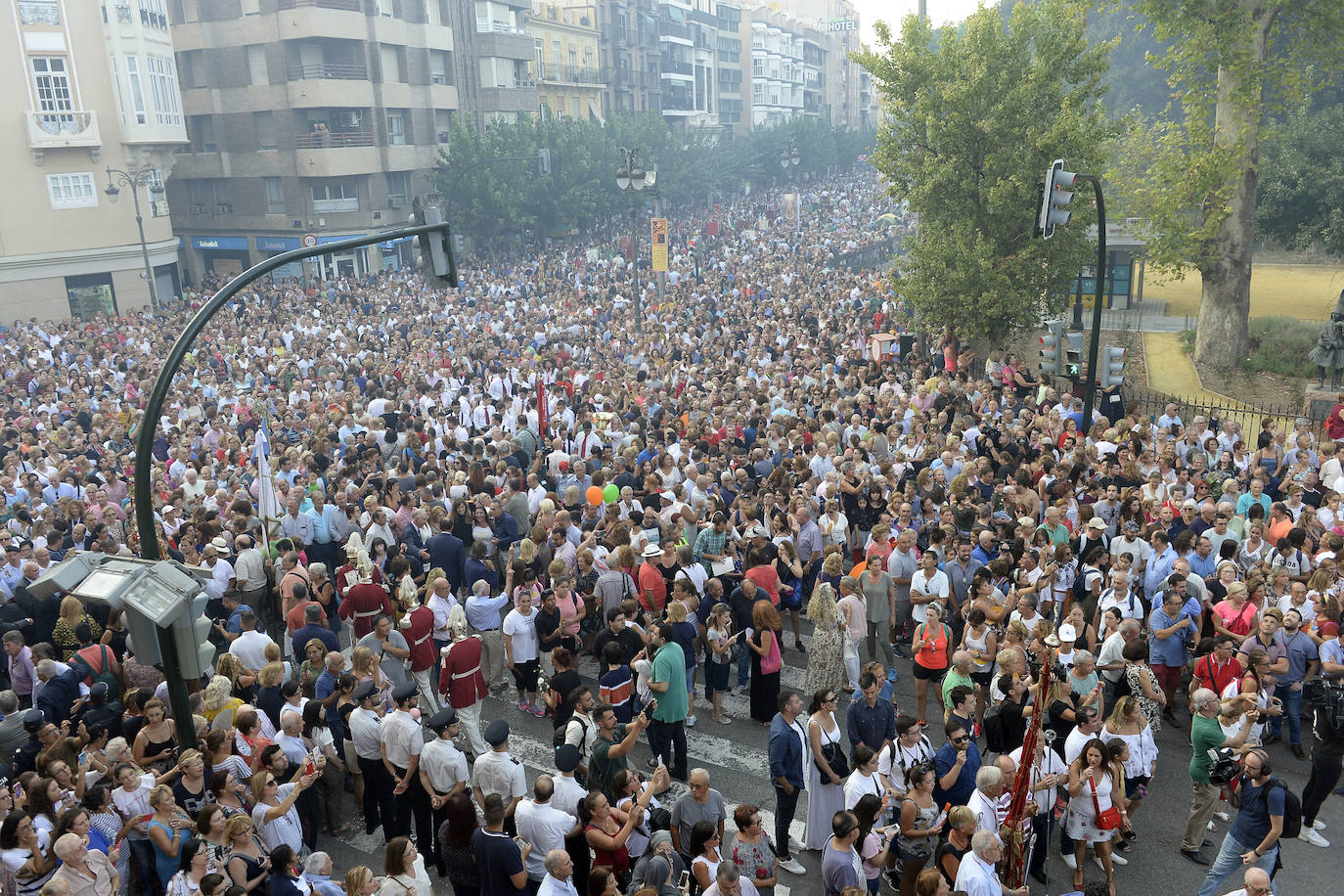 Miles de devotos acompañaron a La Patrona hasta la plaza Cardenal Belluga, donde fue recibida por una petalada formada por 10.000 pétalos de rosa