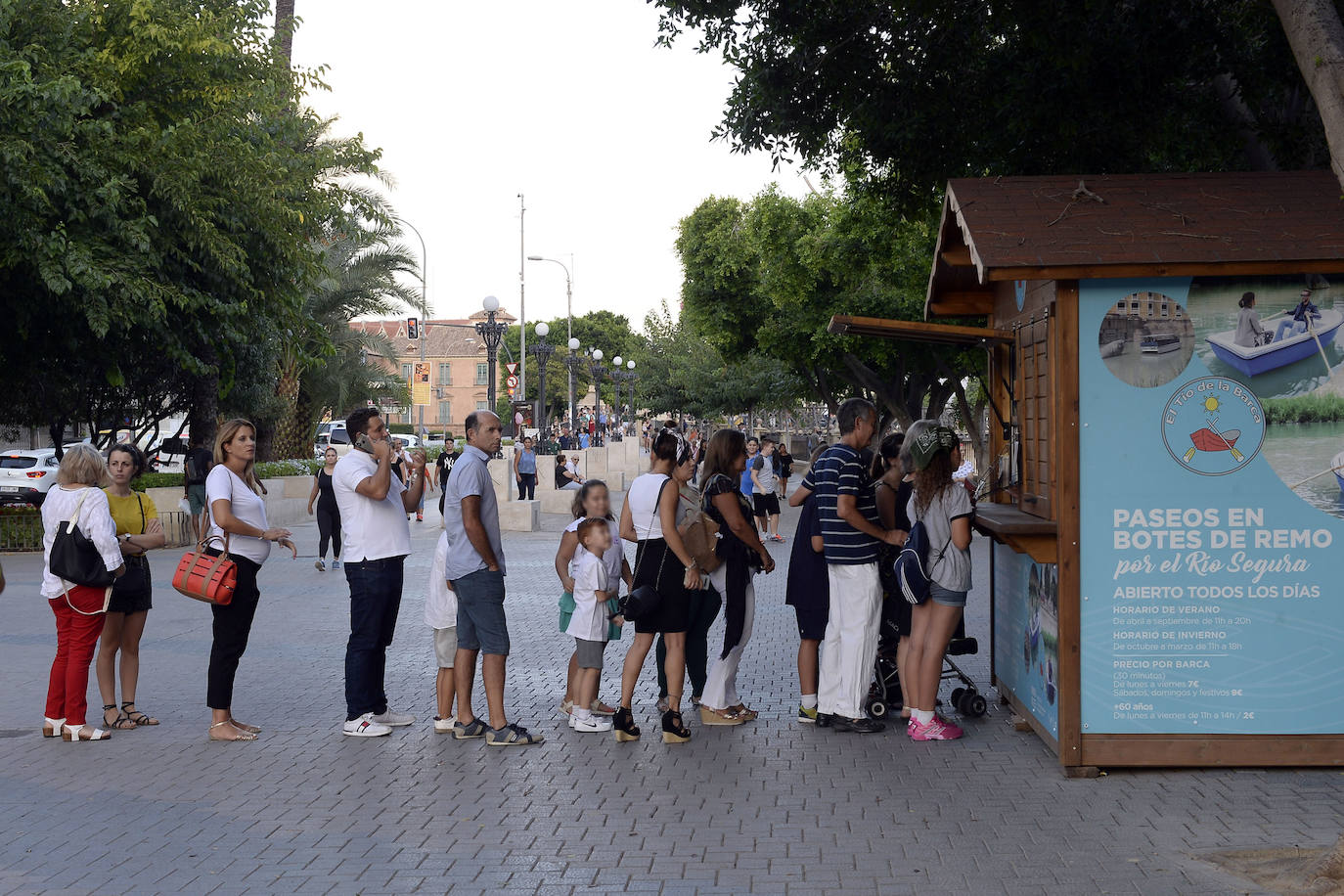 Familias enteras optaron por el paseo en barco gratuito para recorrer el tramo fluvial entre los recintos de La Fica y El Malecón