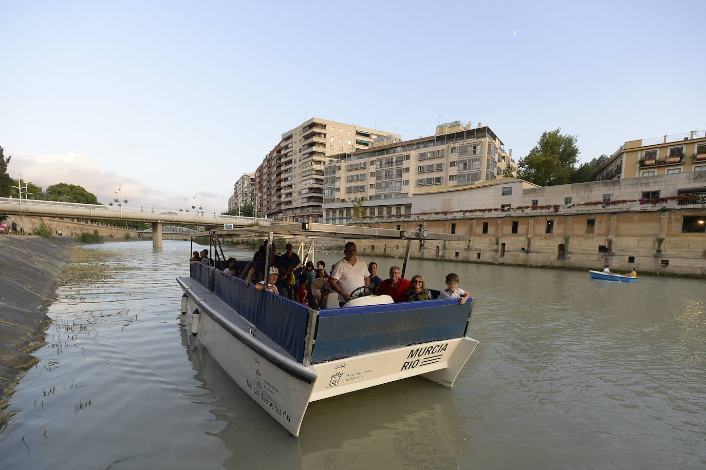 Familias enteras optaron por el paseo en barco gratuito para recorrer el tramo fluvial entre los recintos de La Fica y El Malecón