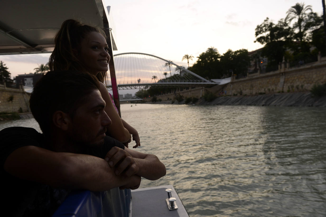 Familias enteras optaron por el paseo en barco gratuito para recorrer el tramo fluvial entre los recintos de La Fica y El Malecón