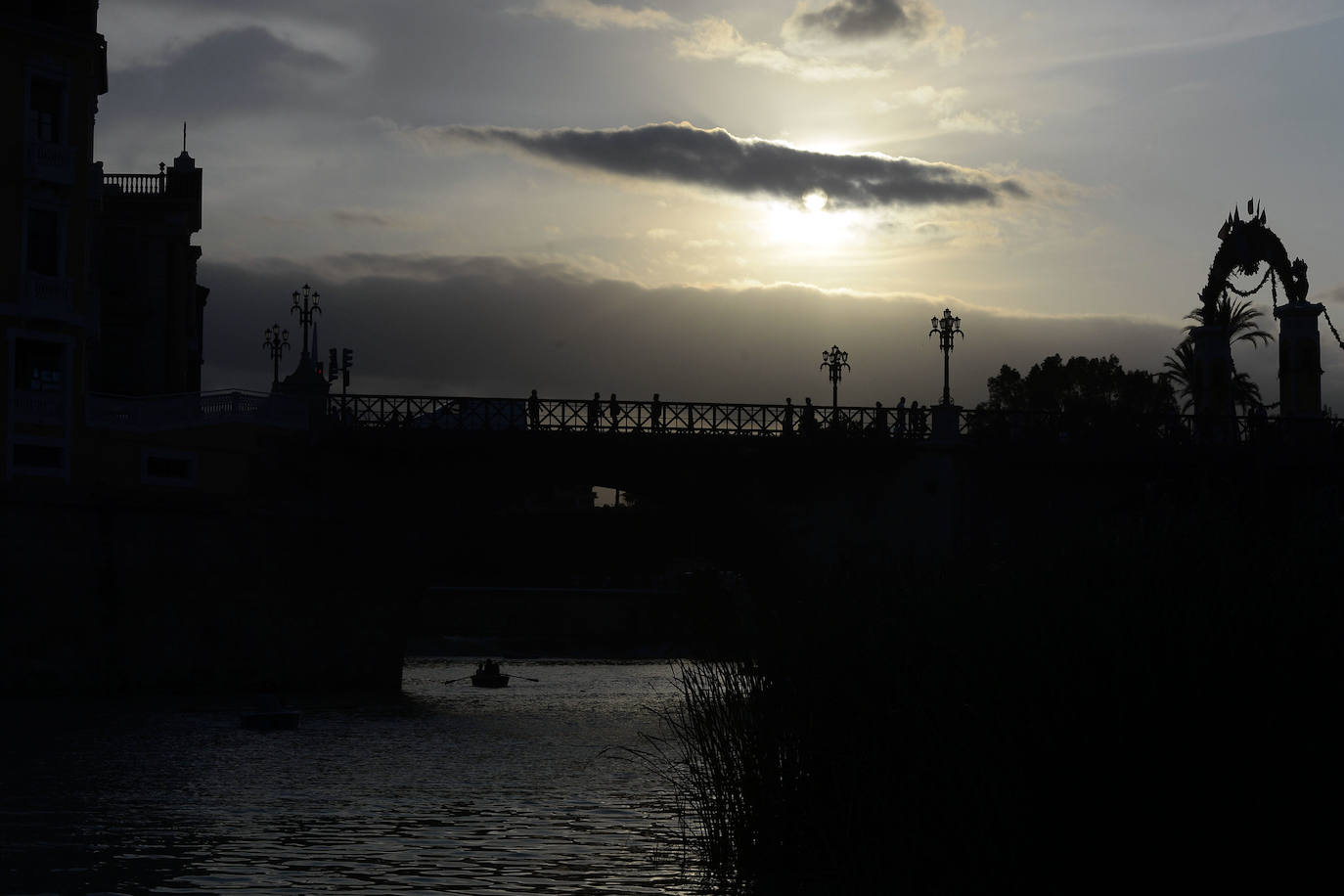 Familias enteras optaron por el paseo en barco gratuito para recorrer el tramo fluvial entre los recintos de La Fica y El Malecón