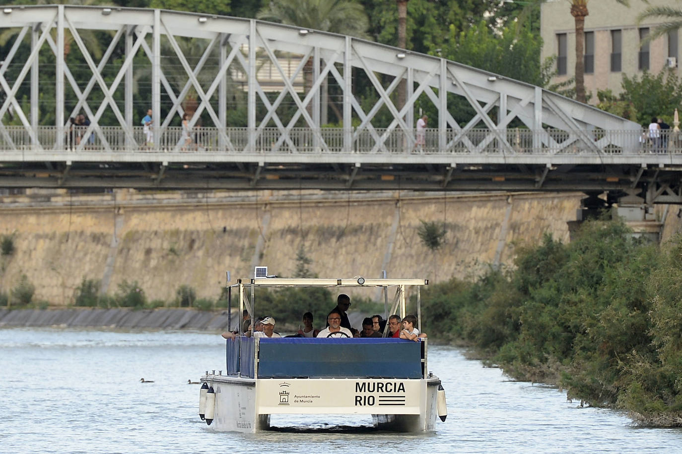 Familias enteras optaron por el paseo en barco gratuito para recorrer el tramo fluvial entre los recintos de La Fica y El Malecón