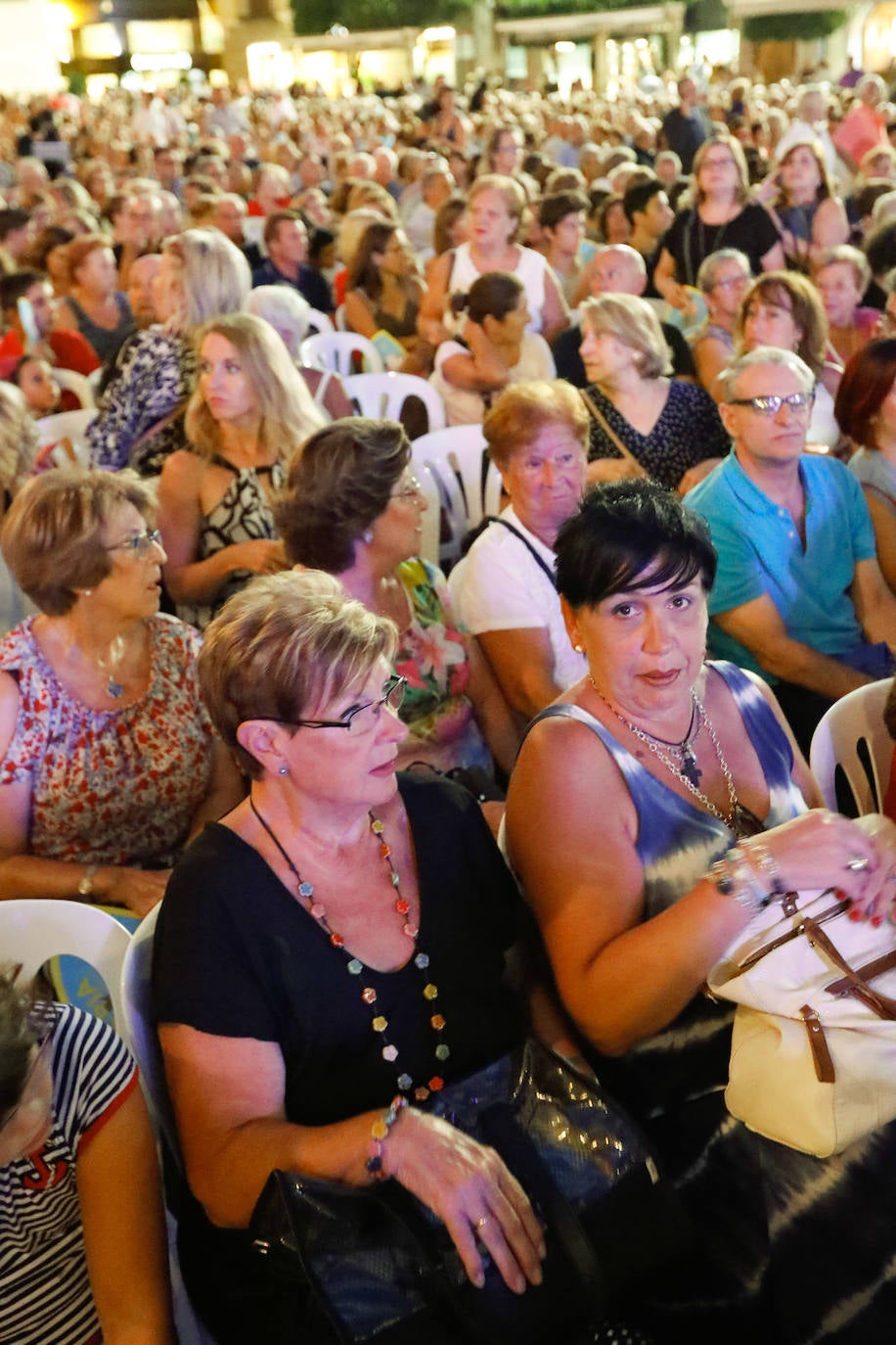 La Coral Discantus y Ruth Lorenzo entonan el pregón más innovador, que abarrotó Belluga