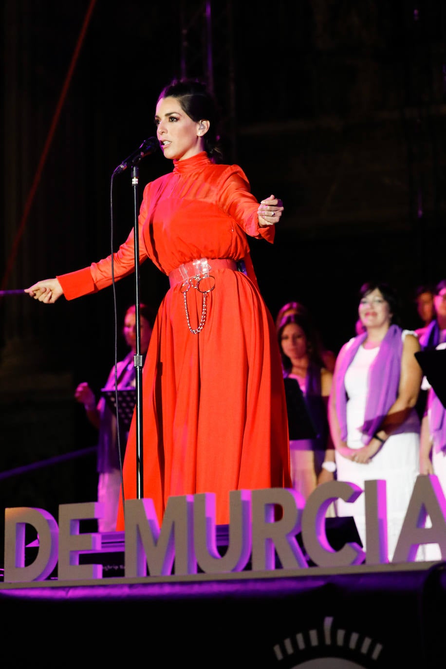 La Coral Discantus y Ruth Lorenzo entonan el pregón más innovador, que abarrotó Belluga