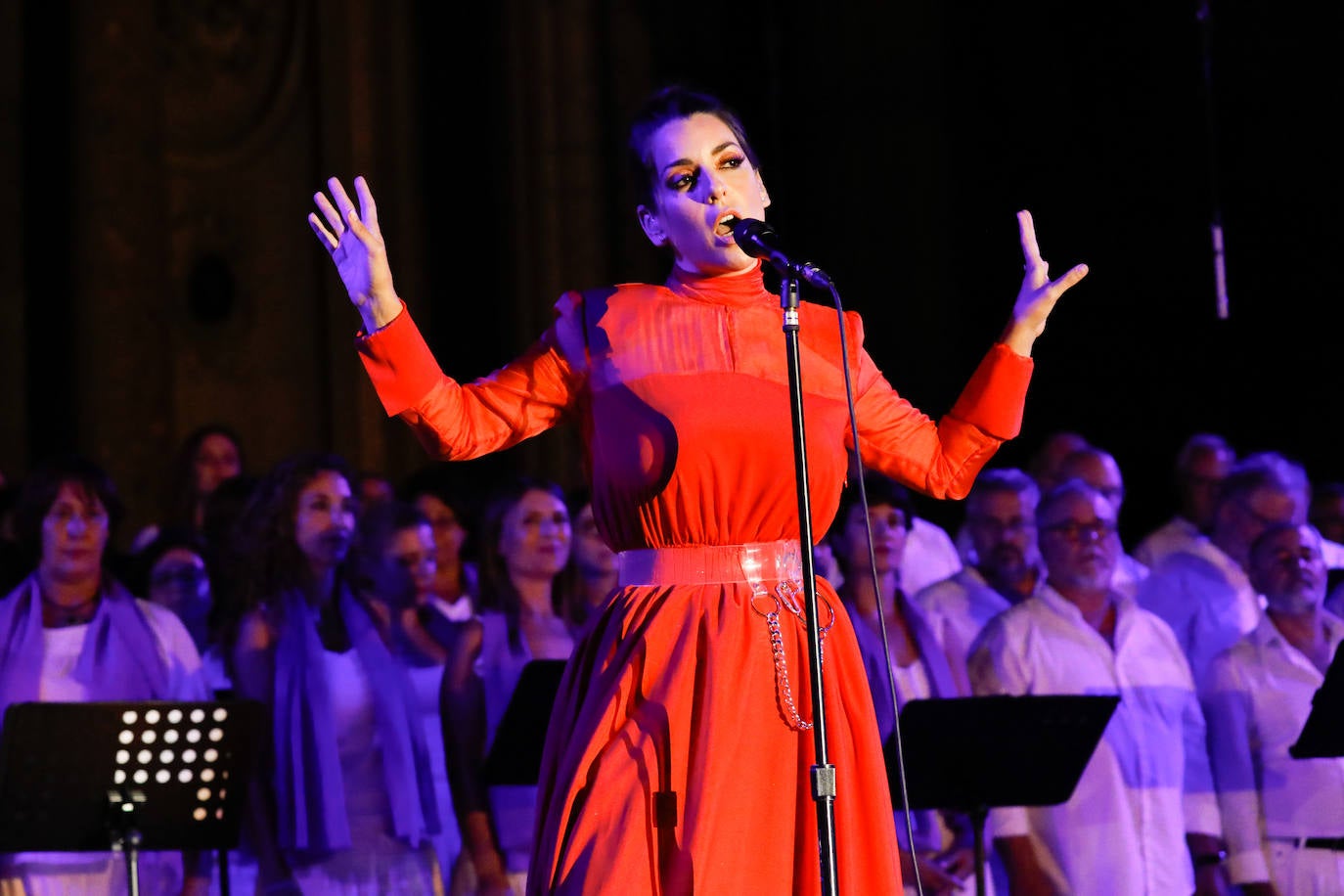 La Coral Discantus y Ruth Lorenzo entonan el pregón más innovador, que abarrotó Belluga