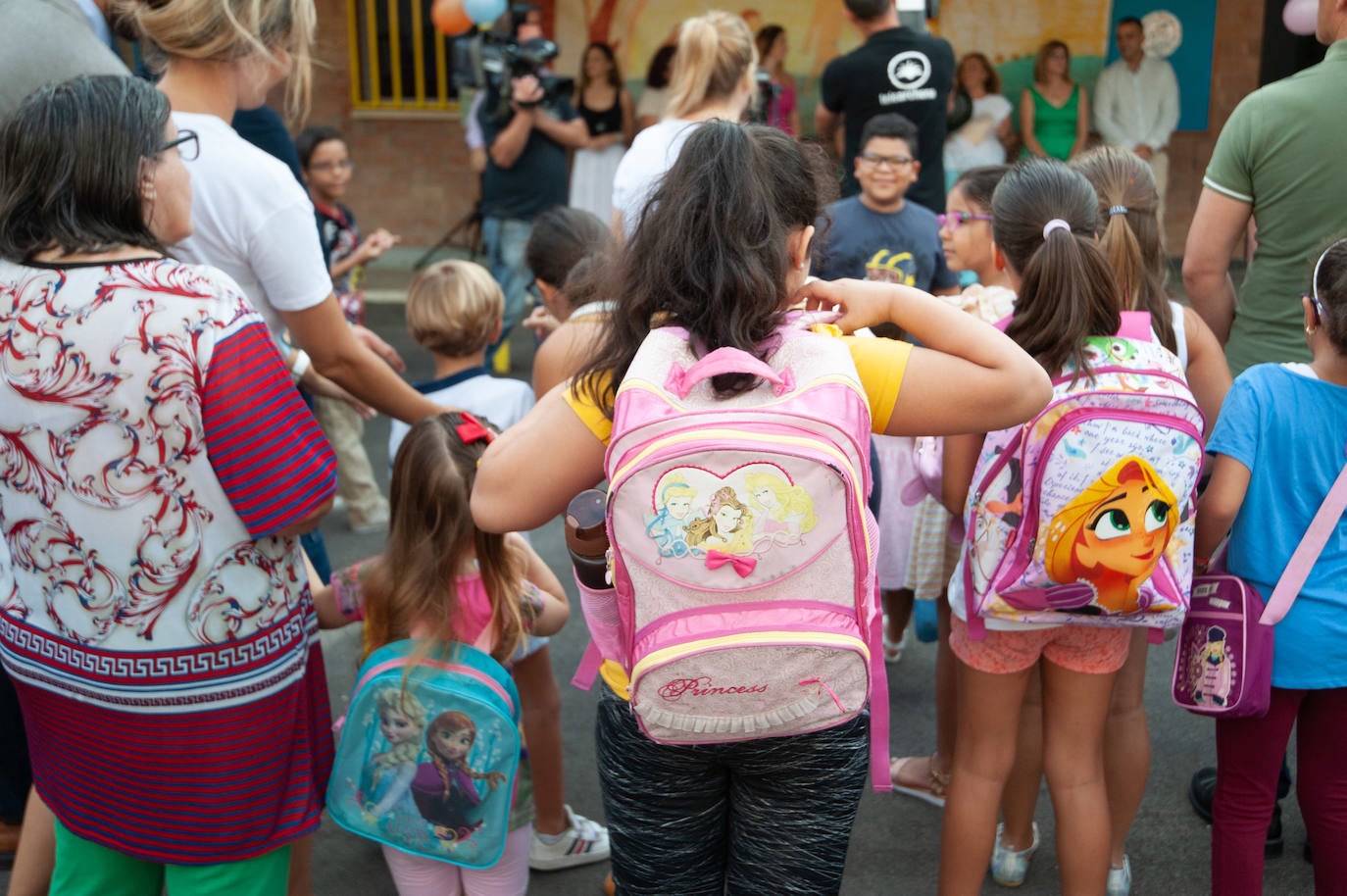 NIños en la vuelta al cole en un centro escolar de Archena.