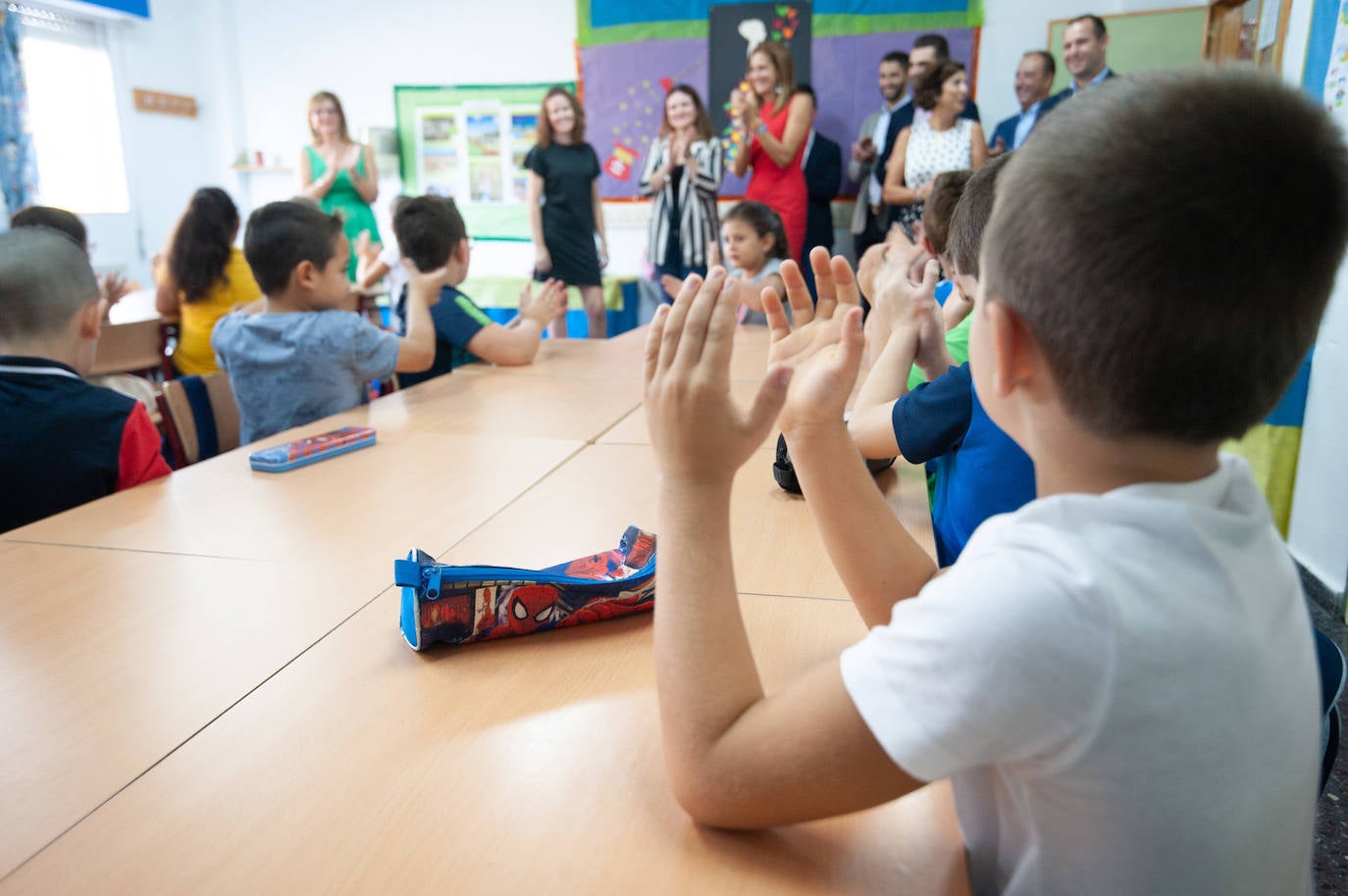 NIños en la vuelta al cole en un centro escolar de Archena.