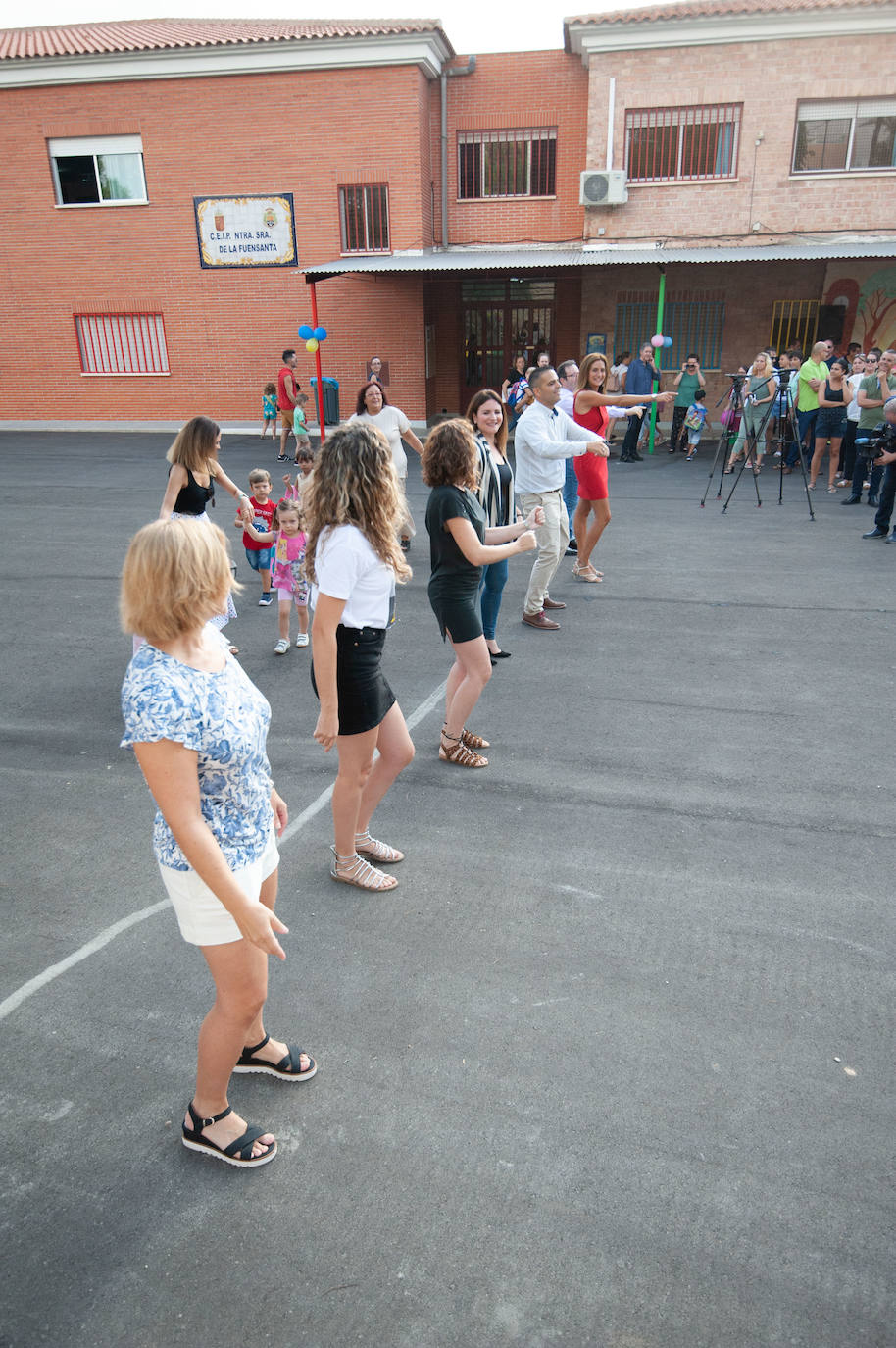 NIños en la vuelta al cole en un centro escolar de Archena.
