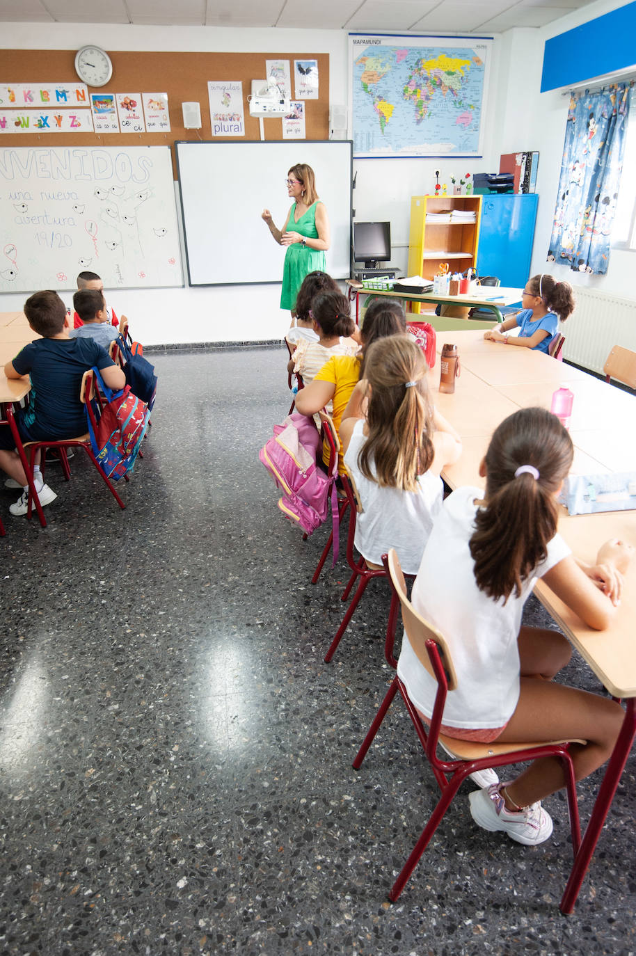 NIños en la vuelta al cole en un centro escolar de Archena.