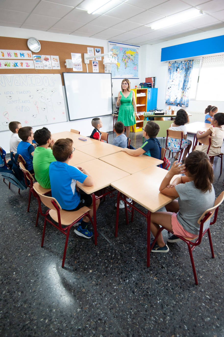 NIños en la vuelta al cole en un centro escolar de Archena.