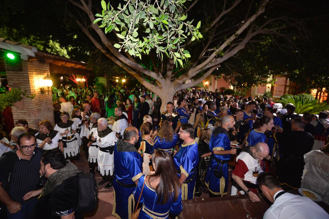 El restaurante Rincón Huertano acogió el viernes por la noche la Cena Medieval, en la que brillaron con luz propia el Rey Aben Hud 2019, Agustín Belda Lario y su favorita, su hija Carmina y el Infante Alfonso 2019, Alejandro García Serón, junto a su esposa y reina, Berta García.