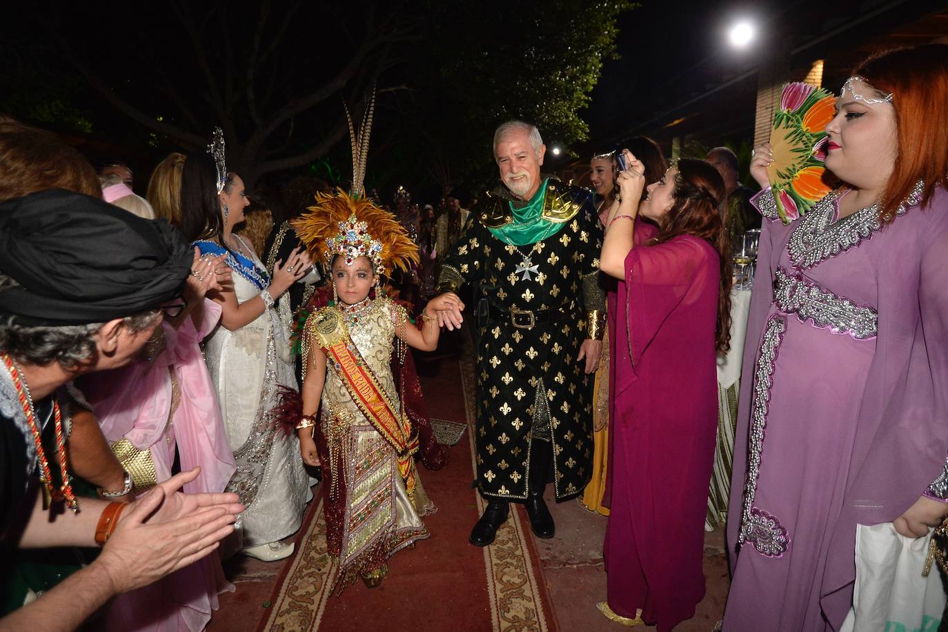 El restaurante Rincón Huertano acogió el viernes por la noche la Cena Medieval, en la que brillaron con luz propia el Rey Aben Hud 2019, Agustín Belda Lario y su favorita, su hija Carmina y el Infante Alfonso 2019, Alejandro García Serón, junto a su esposa y reina, Berta García.