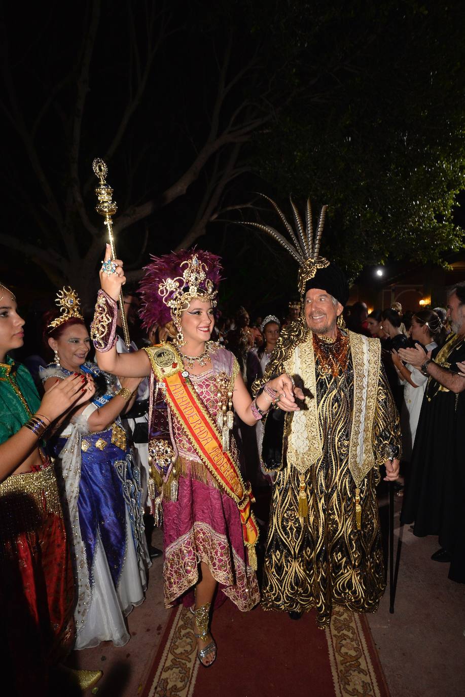 El restaurante Rincón Huertano acogió el viernes por la noche la Cena Medieval, en la que brillaron con luz propia el Rey Aben Hud 2019, Agustín Belda Lario y su favorita, su hija Carmina y el Infante Alfonso 2019, Alejandro García Serón, junto a su esposa y reina, Berta García.