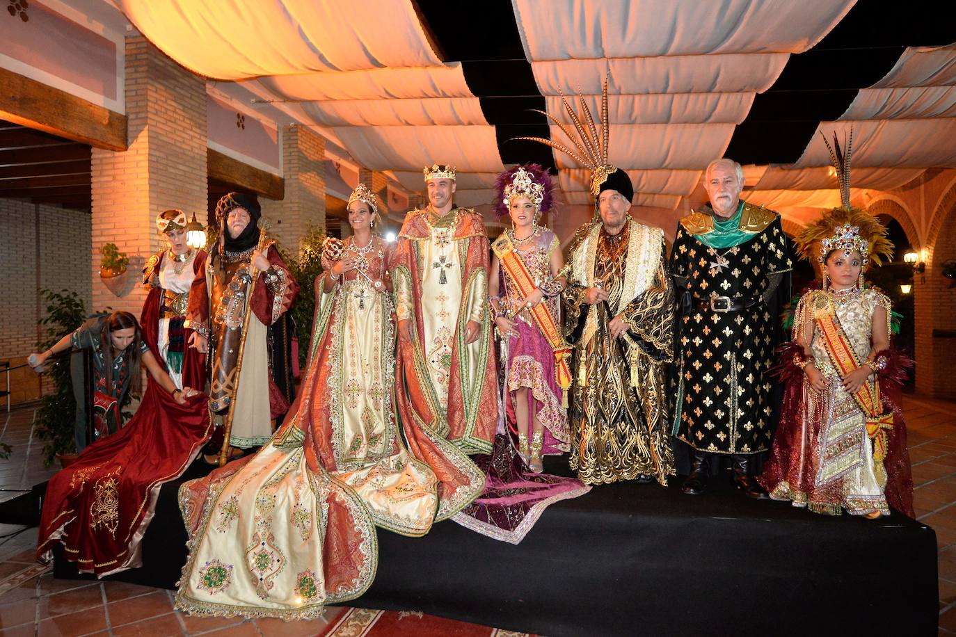 El restaurante Rincón Huertano acogió el viernes por la noche la Cena Medieval, en la que brillaron con luz propia el Rey Aben Hud 2019, Agustín Belda Lario y su favorita, su hija Carmina y el Infante Alfonso 2019, Alejandro García Serón, junto a su esposa y reina, Berta García.