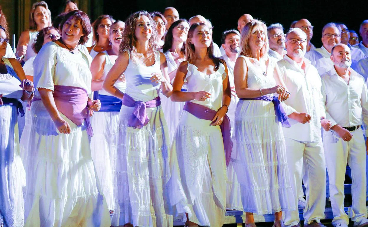 Actuación de la Coral Discantus, anoche en la plaza del Cardenal Belluga, durante el pregón de la Feria de Septiembre.