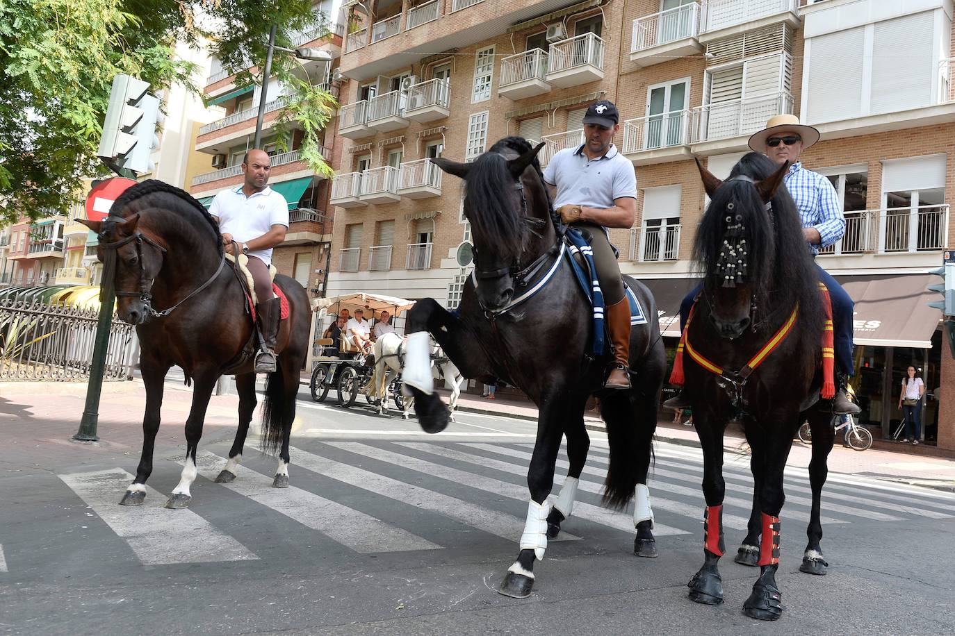 Se han repartido 700 bocadillos, cerveza Estrella de Levante y patatas 'Acho' entre el público asistente.