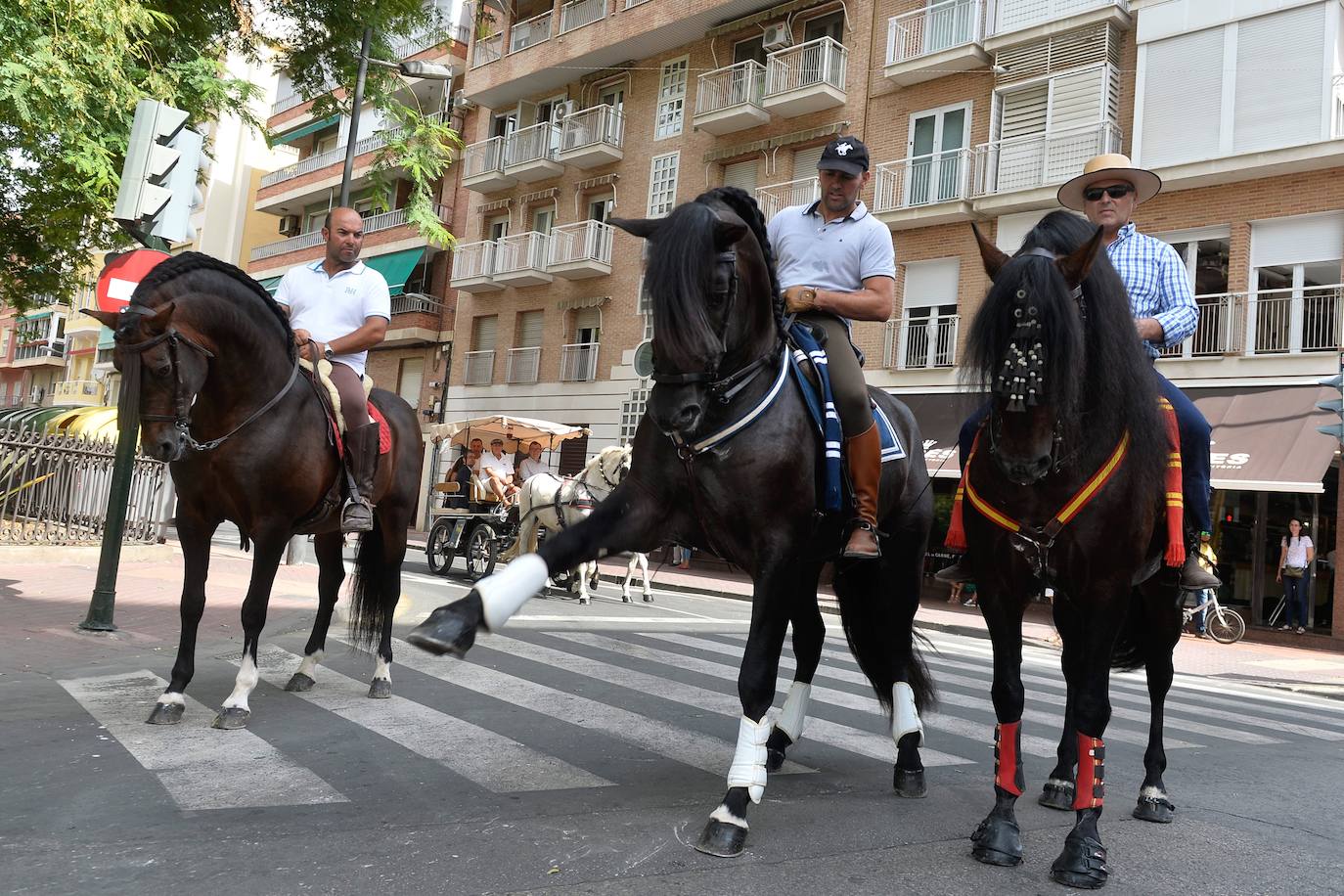 Se han repartido 700 bocadillos, cerveza Estrella de Levante y patatas 'Acho' entre el público asistente.