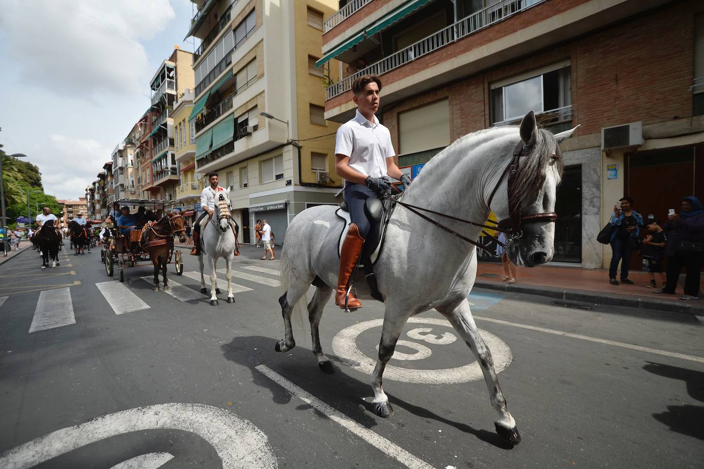 Se han repartido 700 bocadillos, cerveza Estrella de Levante y patatas 'Acho' entre el público asistente.
