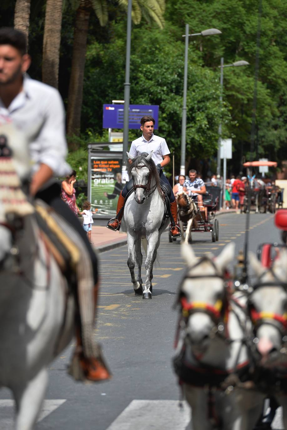 Se han repartido 700 bocadillos, cerveza Estrella de Levante y patatas 'Acho' entre el público asistente.