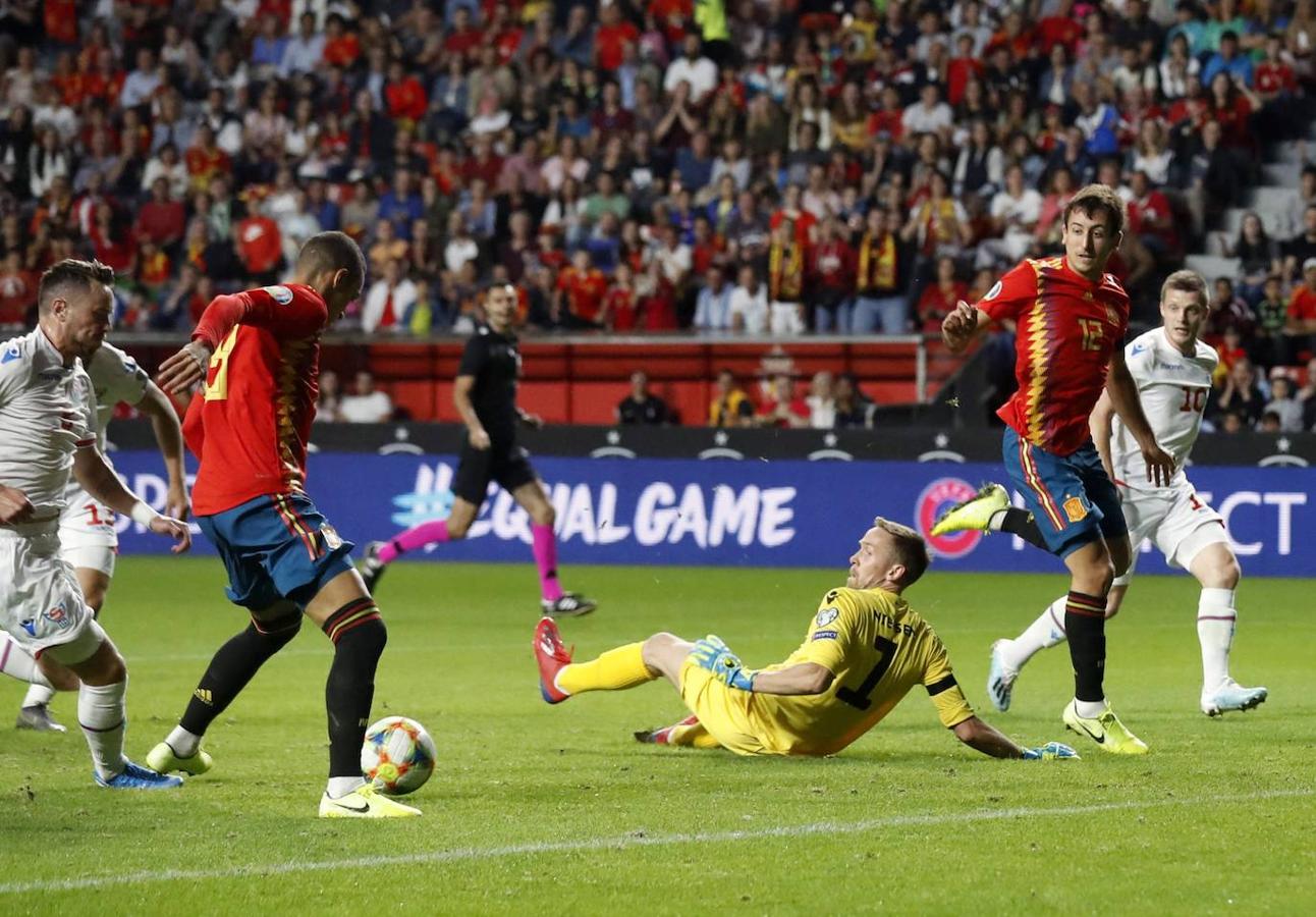 El partido de España ante Islas Feroe, el sexto de la fase de clasificación para la Eurocopa, sirvió además de homenaje a Enrique Castro Quini y se guardó un respetuoso minuto de silencio en recuerdo de Xana, la hija de Luis Enrique, fallecida hace unos días