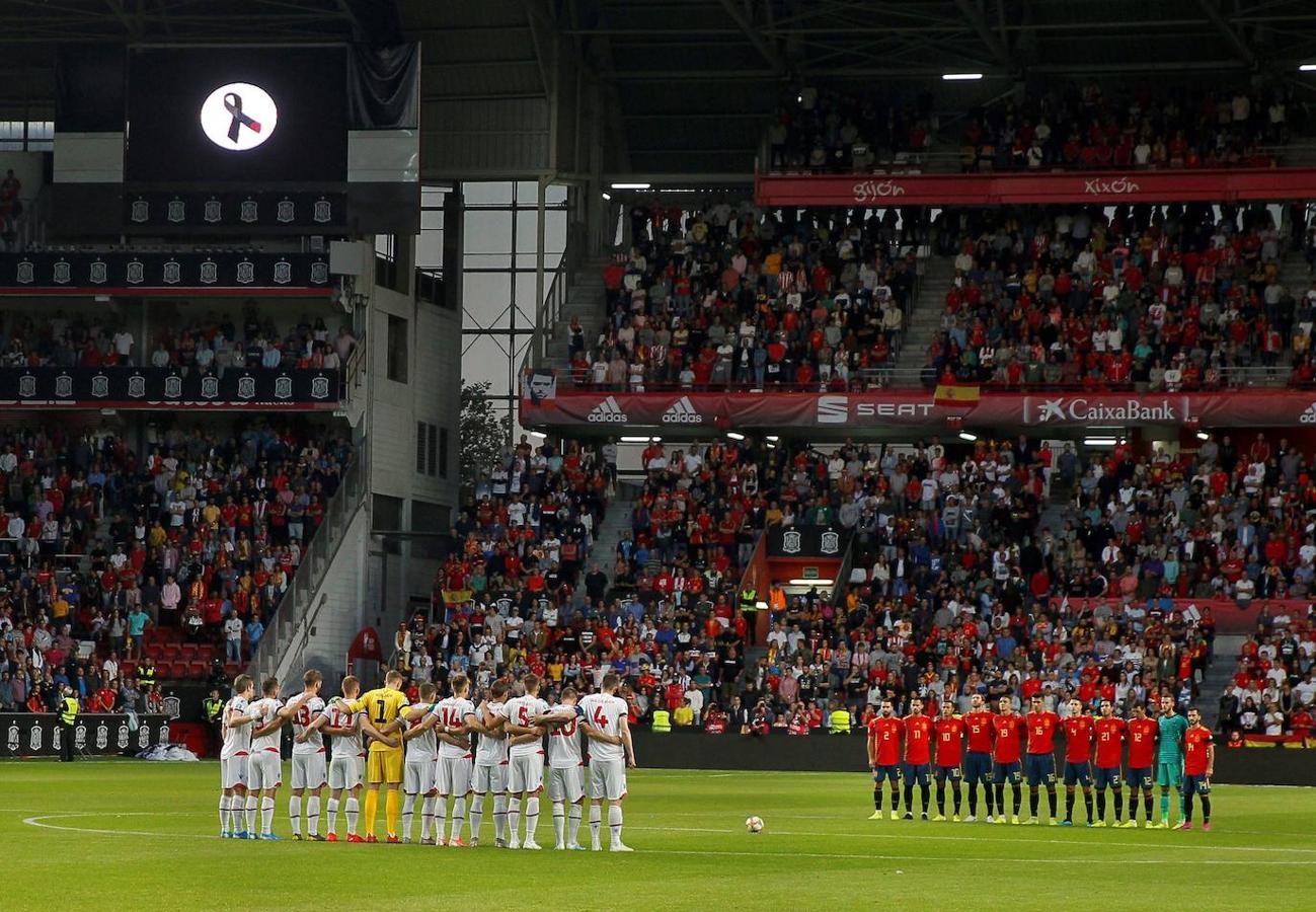 El partido de España ante Islas Feroe, el sexto de la fase de clasificación para la Eurocopa, sirvió además de homenaje a Enrique Castro Quini y se guardó un respetuoso minuto de silencio en recuerdo de Xana, la hija de Luis Enrique, fallecida hace unos días