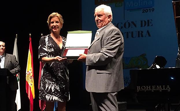 La alcaldesa con el pregonero.