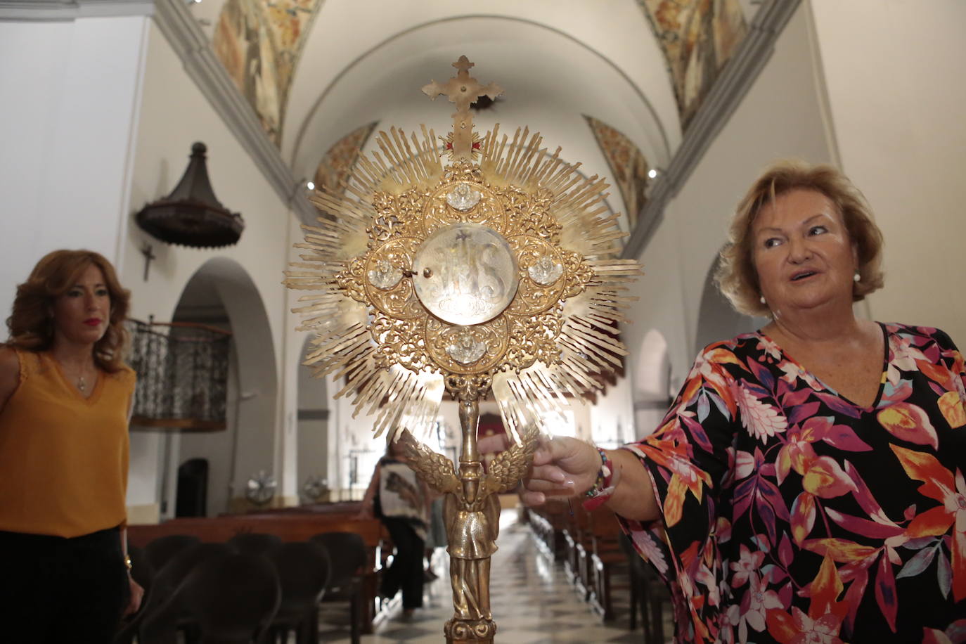 La talla estrena este domingo el manto regalado por Coros y Danzas con motivo de esta efeméride