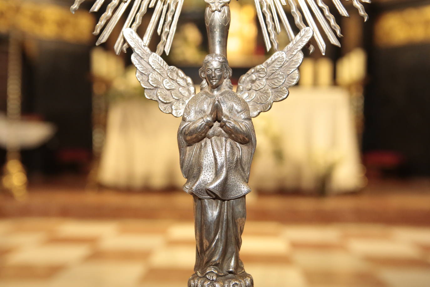 La talla estrena este domingo el manto regalado por Coros y Danzas con motivo de esta efeméride