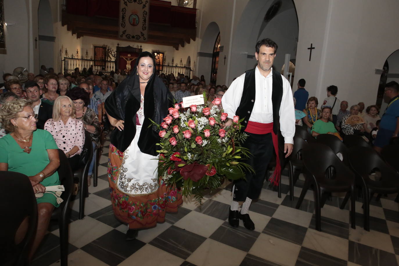 La talla estrena este domingo el manto regalado por Coros y Danzas con motivo de esta efeméride