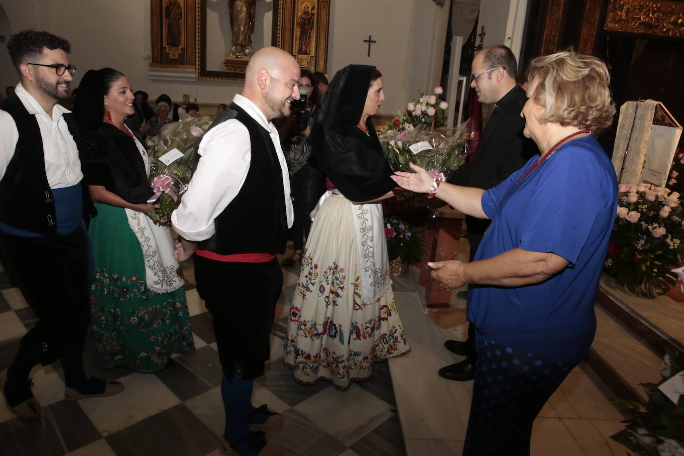 La talla estrena este domingo el manto regalado por Coros y Danzas con motivo de esta efeméride