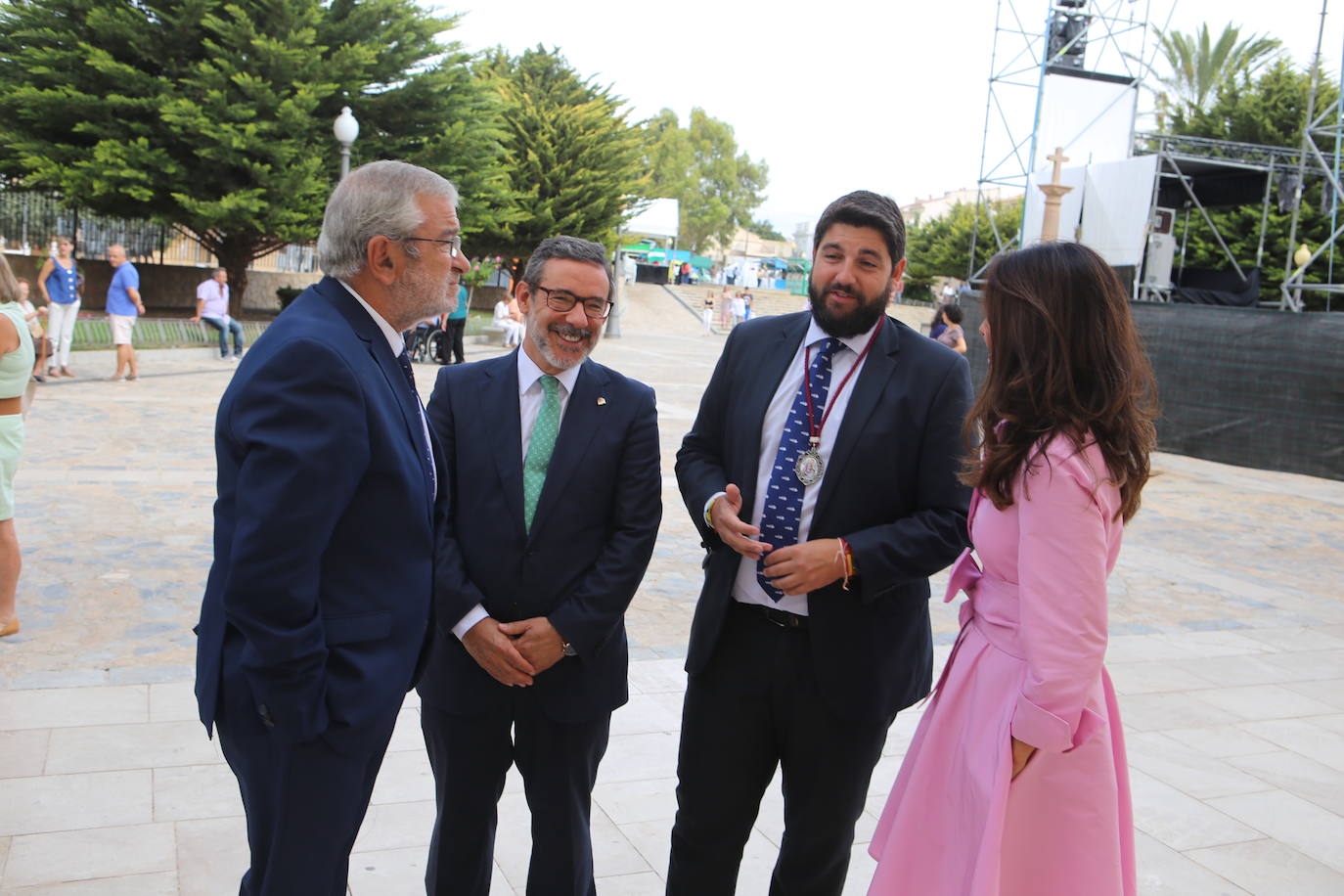 La talla estrena este domingo el manto regalado por Coros y Danzas con motivo de esta efeméride