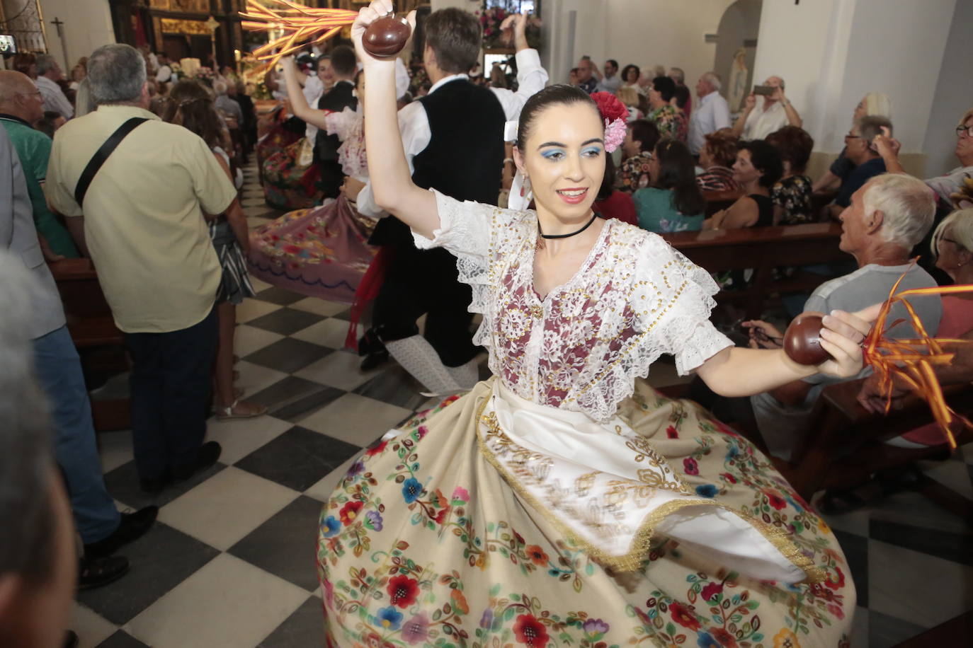 La talla estrena este domingo el manto regalado por Coros y Danzas con motivo de esta efeméride