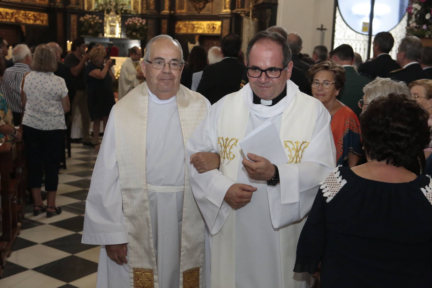 La talla estrena este domingo el manto regalado por Coros y Danzas con motivo de esta efeméride