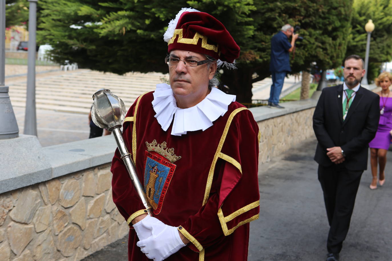 La talla estrena este domingo el manto regalado por Coros y Danzas con motivo de esta efeméride