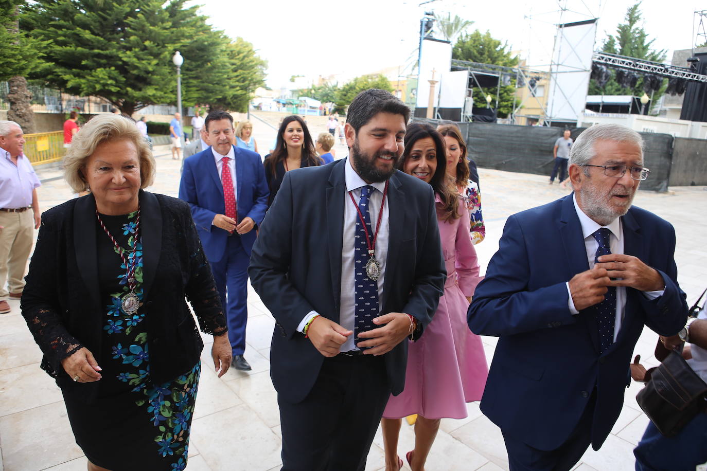 La talla estrena este domingo el manto regalado por Coros y Danzas con motivo de esta efeméride