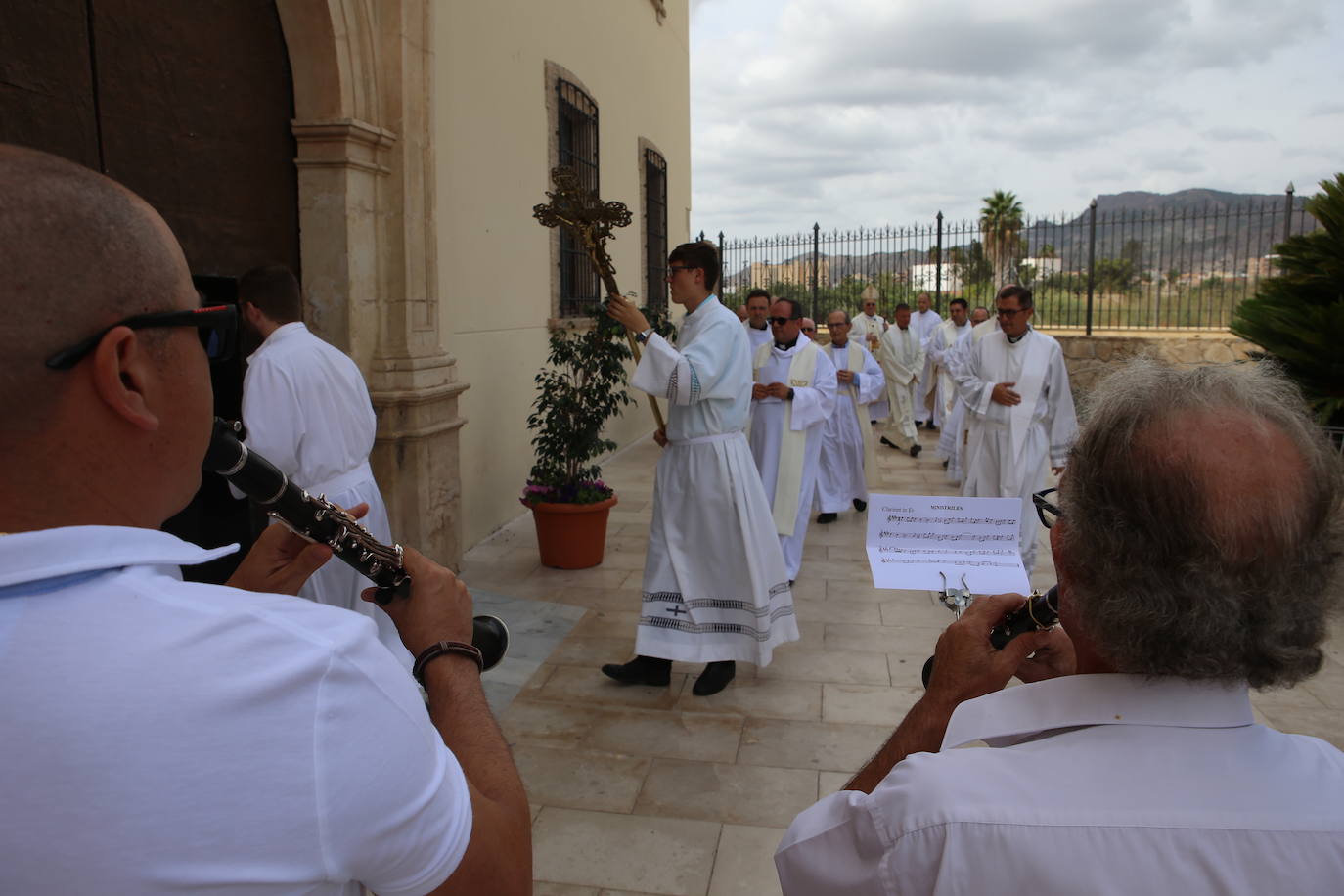 La talla estrena este domingo el manto regalado por Coros y Danzas con motivo de esta efeméride